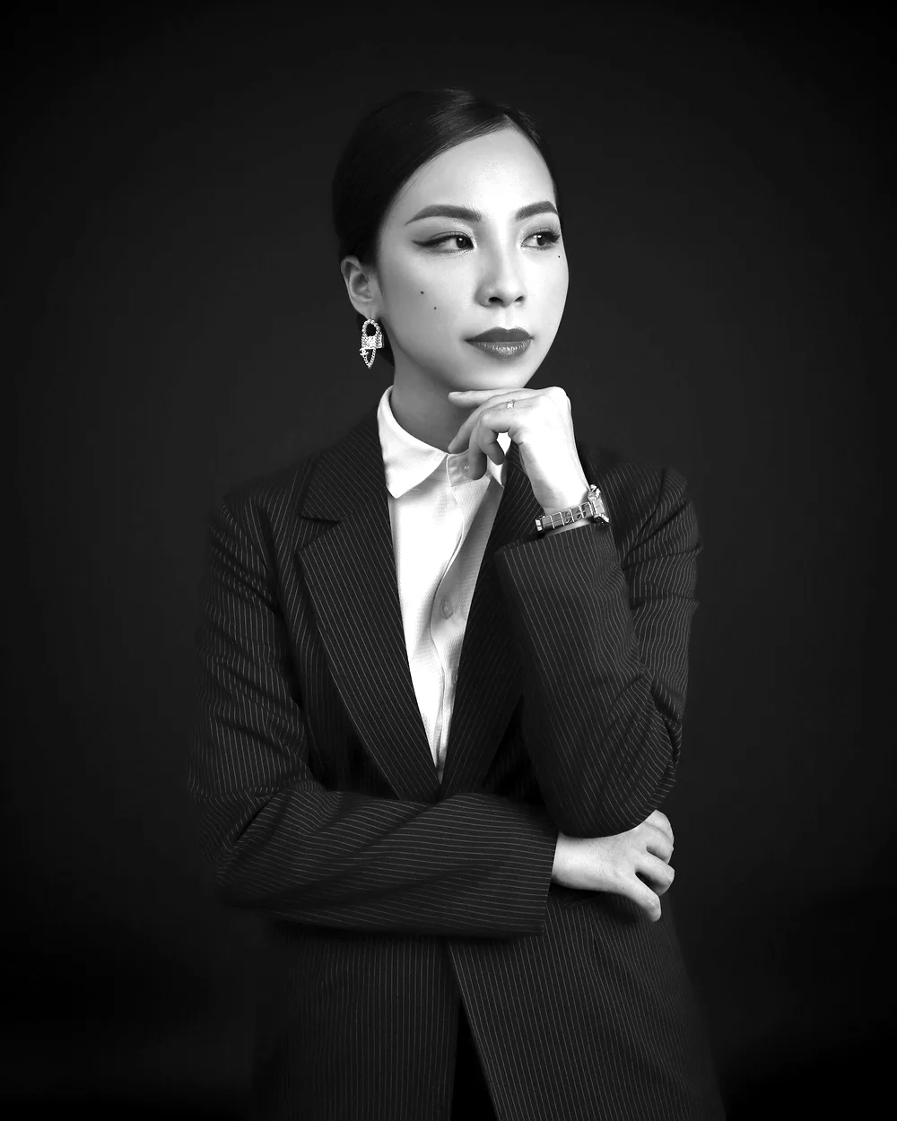 Portrait de Clara Wen, en tailleur, le menton appuyé sur la main