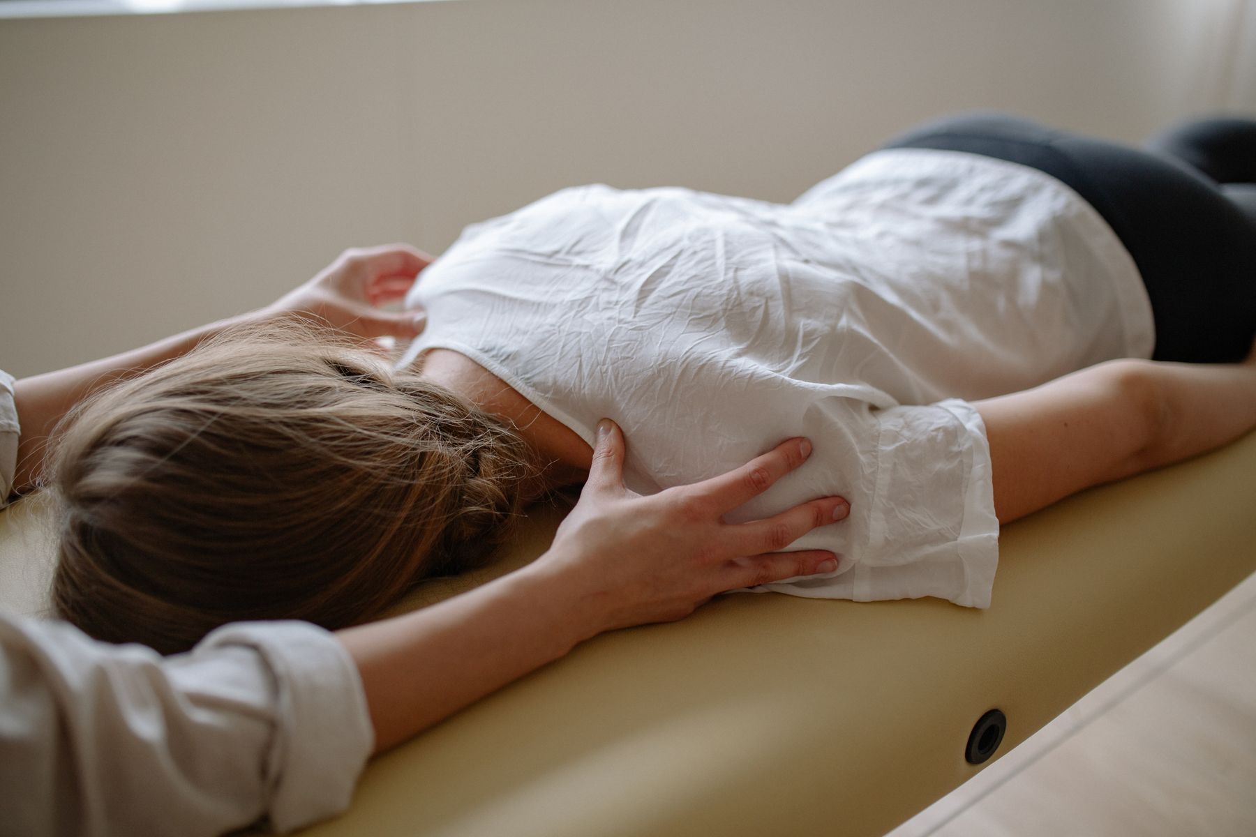 Drainage lymphatique manuel sur une patiente allongée