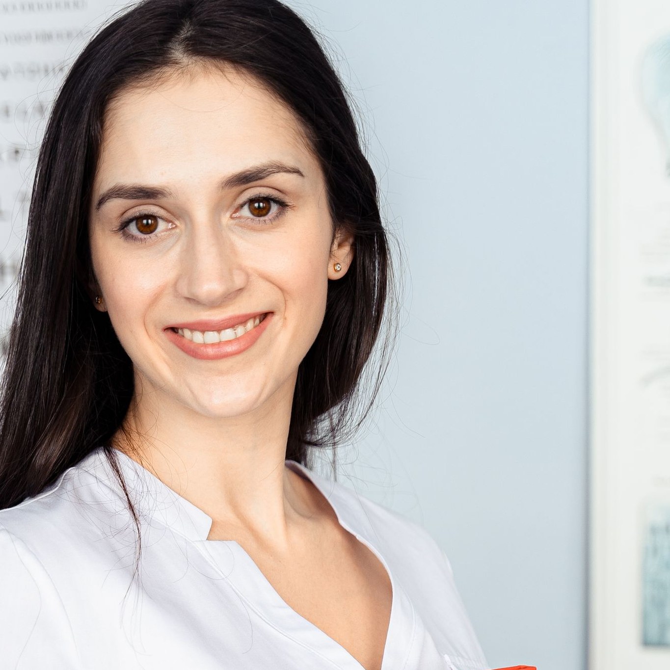 Portrait de Nora Kelmen, kinésithérapeute, dans son cabinet