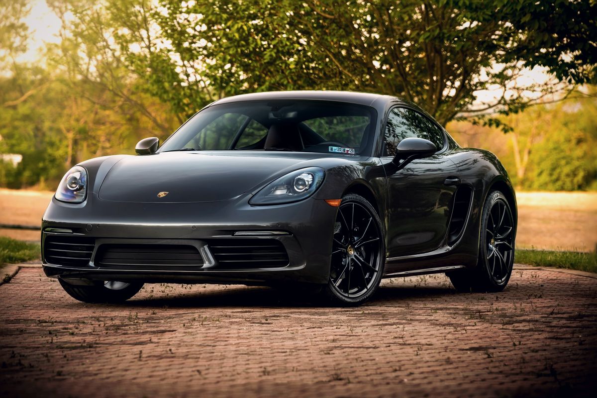 Coupé sportif gris photographié au coucher du soleil