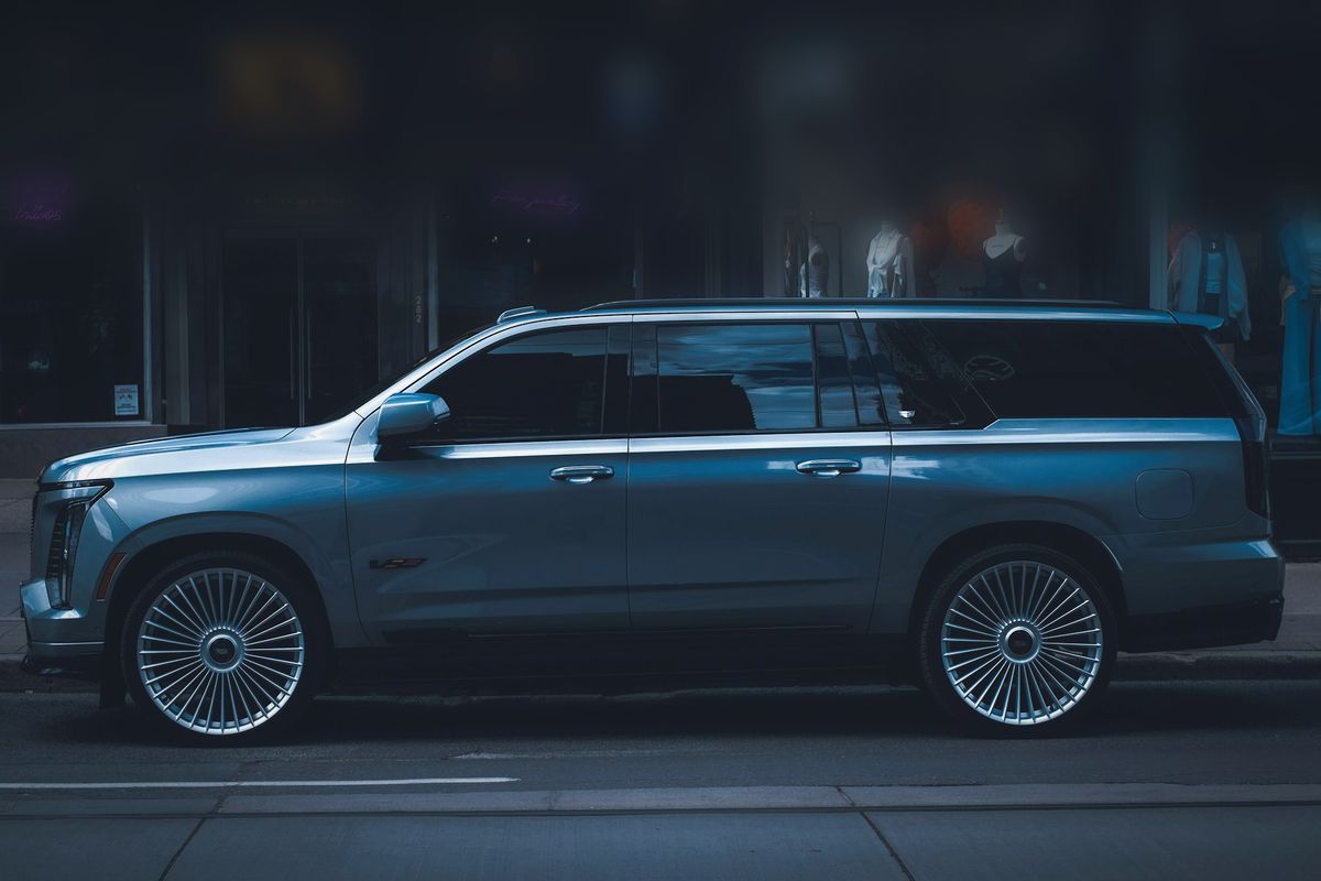 Grand SUV bleu vu de profil en ville