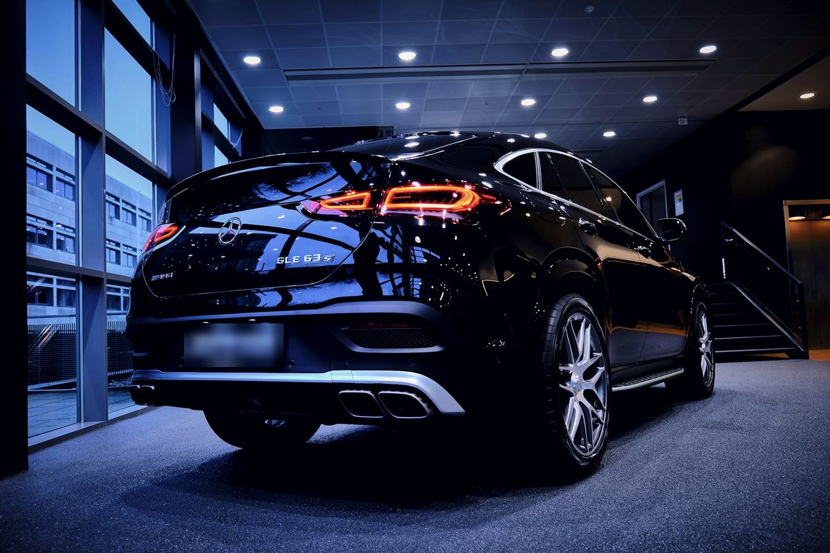 SUV coupé noir vu de l'arrière dans un showroom