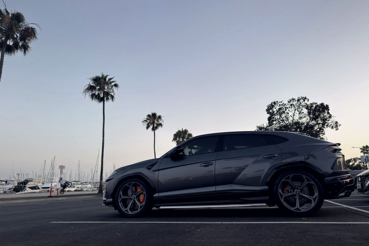 SUV grand format gris garé face à un port