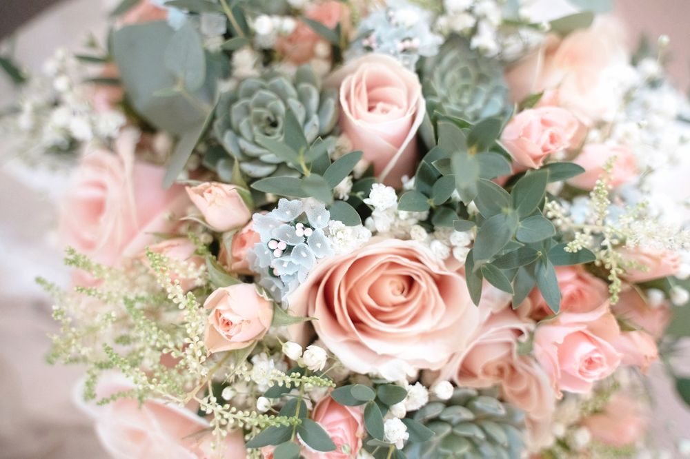 Bouquet de mariée en roses pâles et eucalyptus