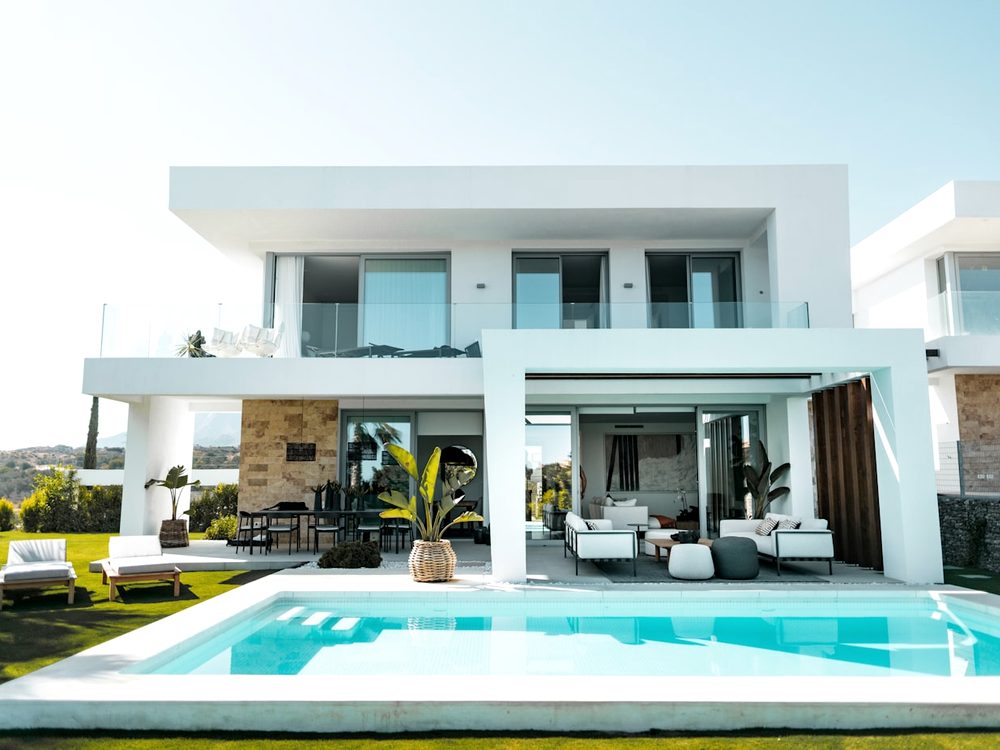 Villa contemporaine à Strassen, piscine et baies vitrées