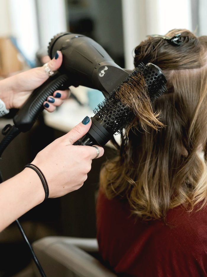 Camille, coloriste, au brushing sur une cliente