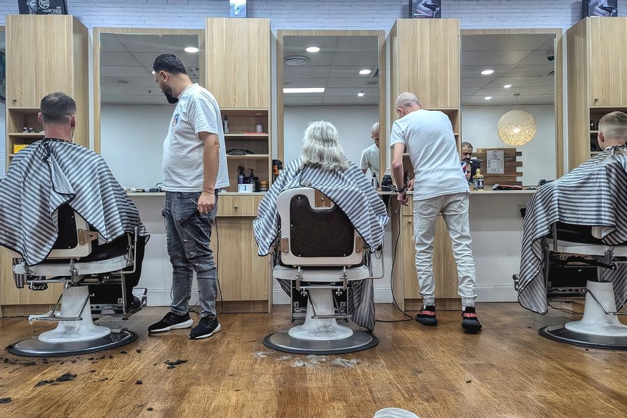 L'équipe de Maison Lonvière au travail devant les miroirs